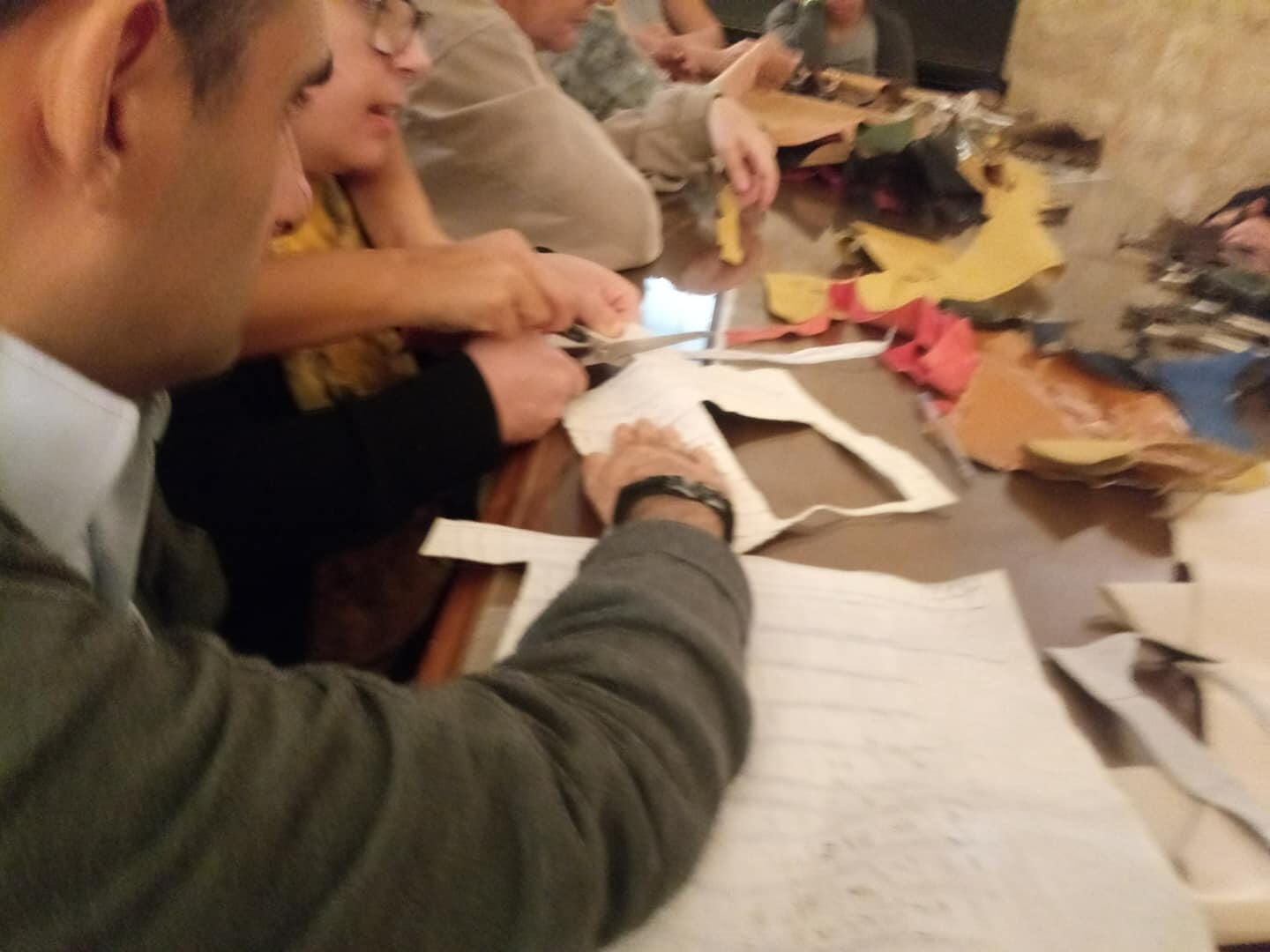 Manufatti che Parlano di Volti e Cuori